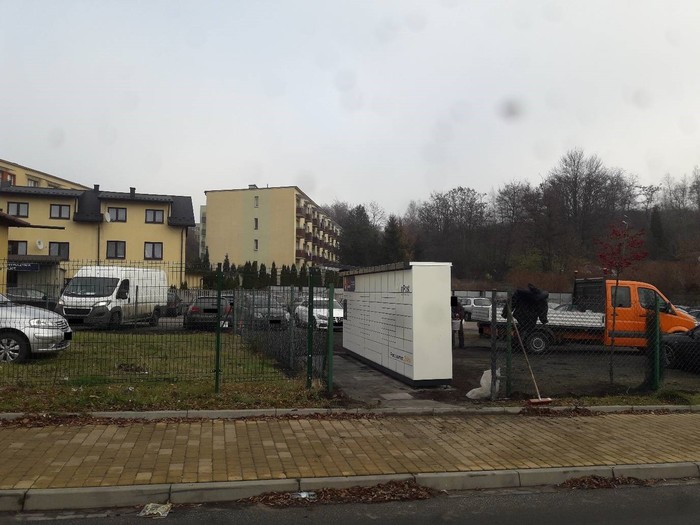 Parcel Locker LIB03M na parkingu obok piekarni