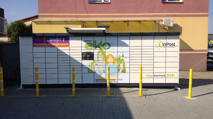 Paczkomat LIG01APP Na parkingu przed sklepem