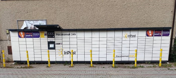 Paczkomat LIG01M Obok wejścia do sklepu