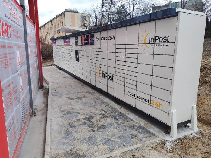 Paczkomat LIM02M Po lewej stronie myjni samochodowej