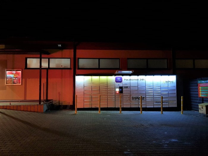 Paczkomat LIM02N Przy sklepie Delikatesy Centrum