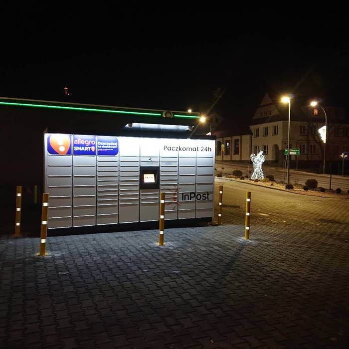 Paczkomat LIM03M Na parkingu stacji paliw