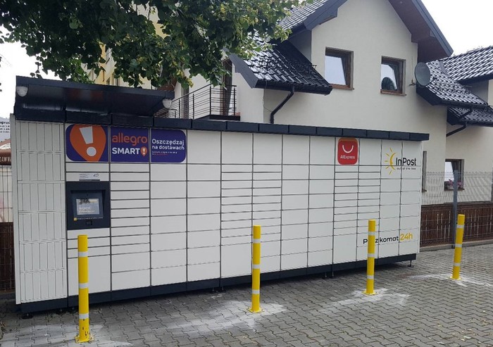 Parcel Locker LIM05M Paczkomat znajduje się na parkingu od ulicy Reymonta