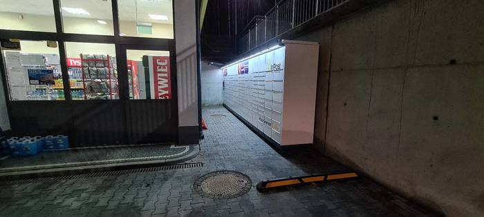Paczkomat LIM06M Stacja benzynowa - po prawej stronie od wejścia