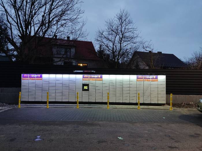 Paczkomat LIM09M Po prawej stronie wejścia do sklepu Lidl - przy zatoce parkingowej