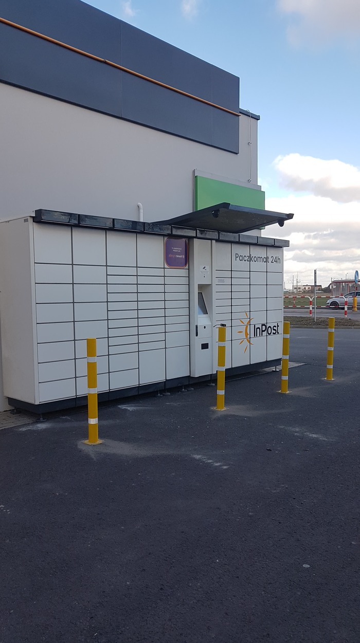 Paczkomat LIN01A Na bocznej ścianie stacji paliw Markowski
