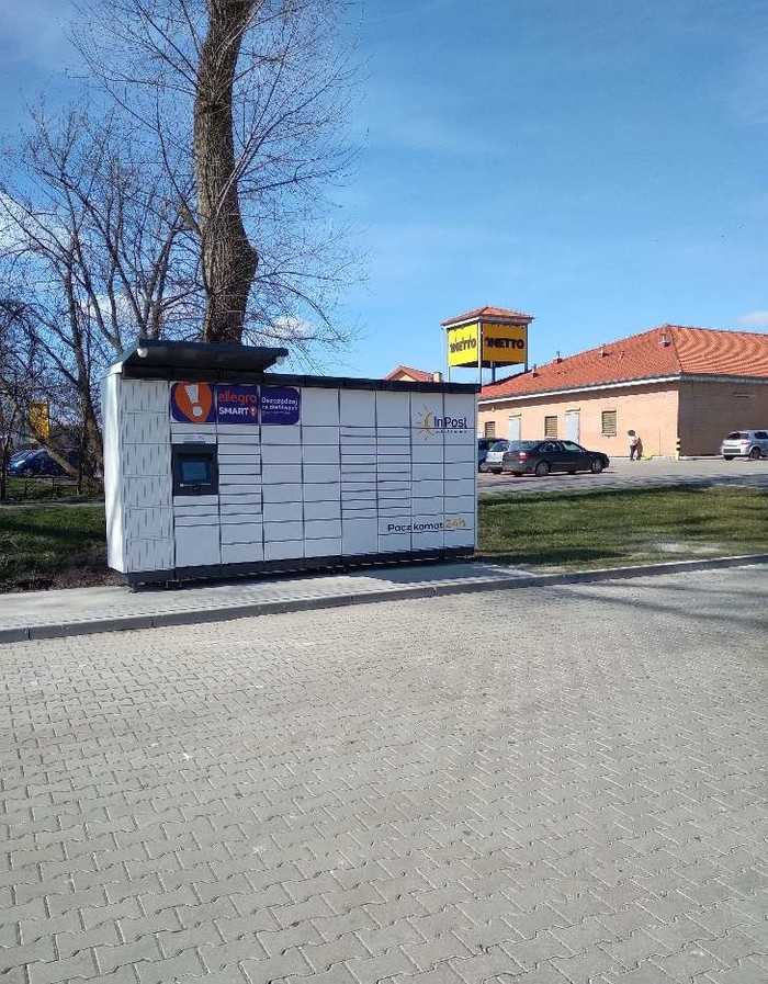 Paczkomat LIP02M Na parkingu przy CCC,kik i Martes