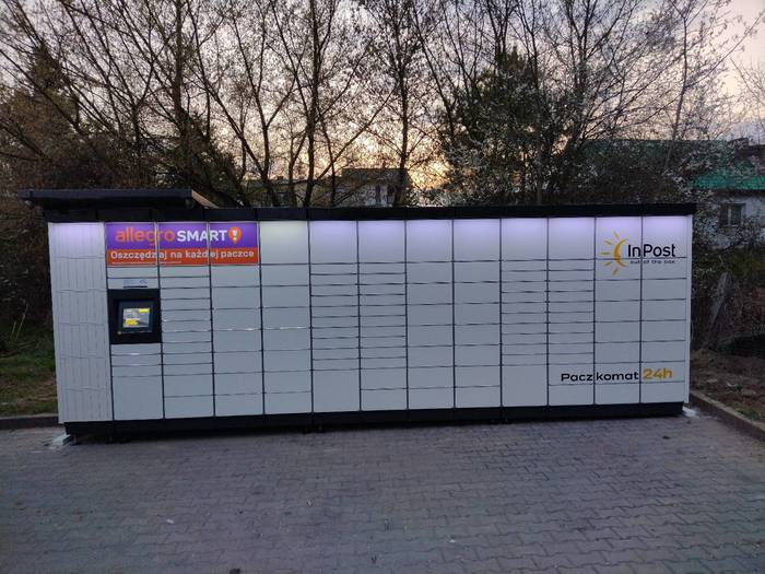 Paczkomat LIP07M Obok sklepu Biedronka