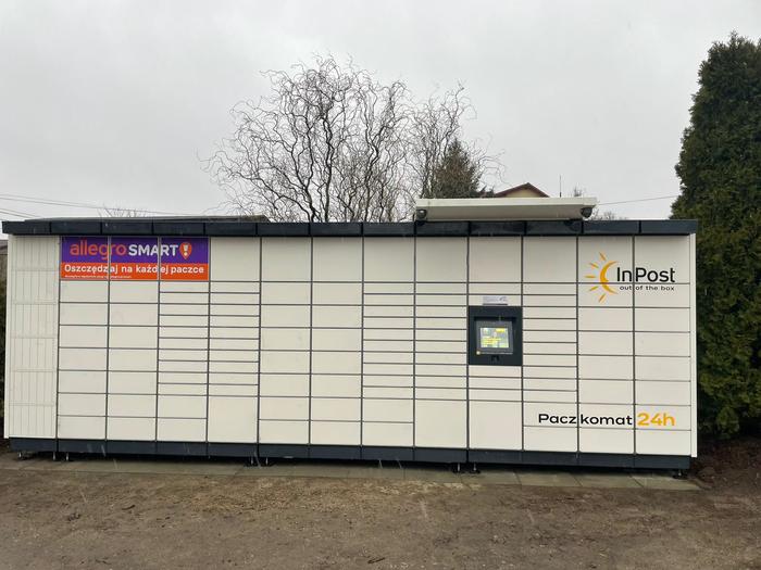 Paczkomat LIPI01M przy sklepie spożywczym
