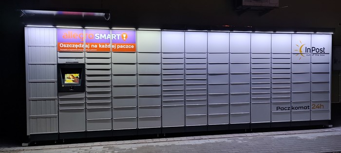Paczkomat LISO01M z boku sklepu