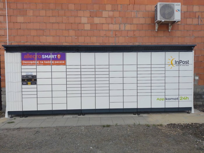 Paczkomat LJN01BAPP Parking z tyłu sklepu