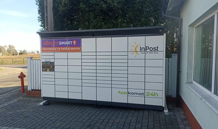 Paczkomat LKA01BAPP Na parkingu przed budynkiem