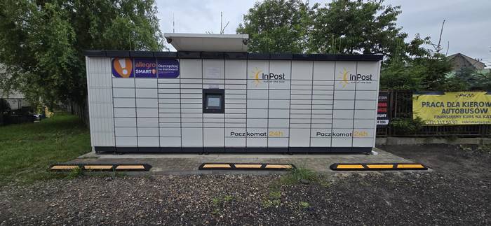 Paczkomat LKA01M parking przy sklepie Żabka