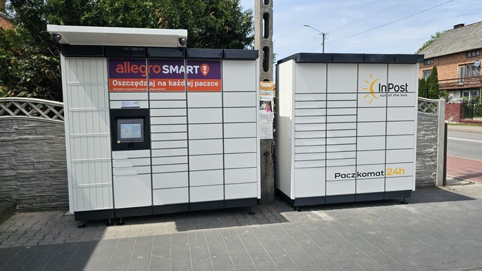 Paczkomat LKAV01M Na parkingu przy sklepie spożywczym