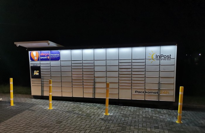 Paczkomat LKC01M na parkingu stacji paliw Horex