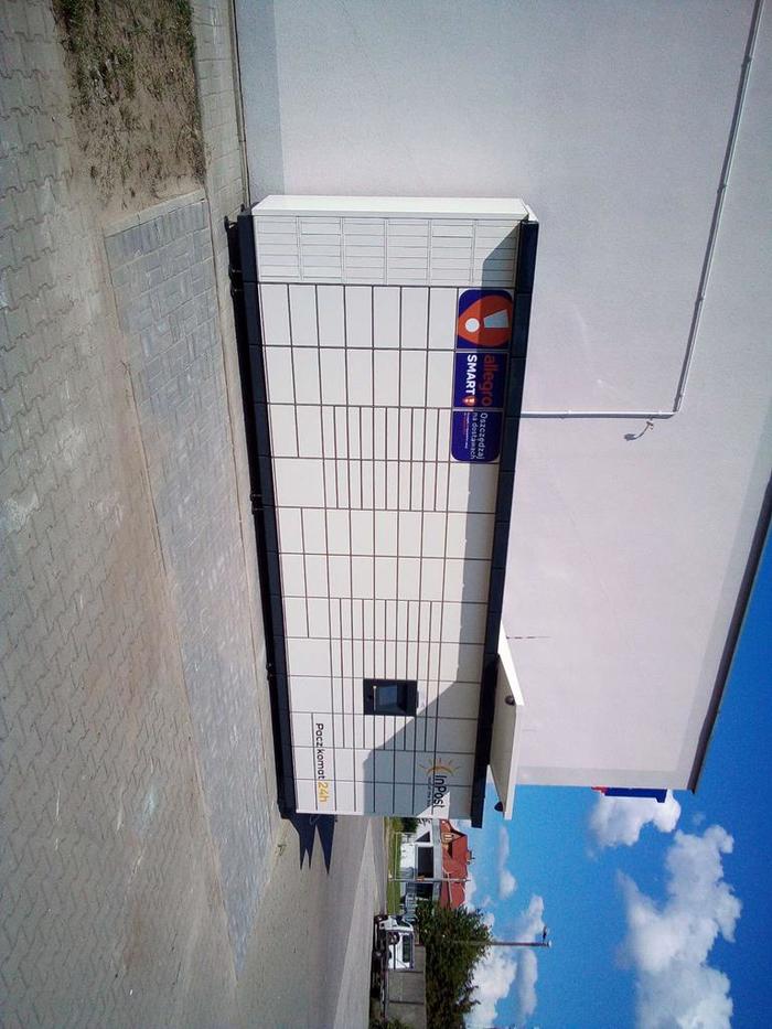 Paczkomat LKC02M przy ścianie budynku stacji