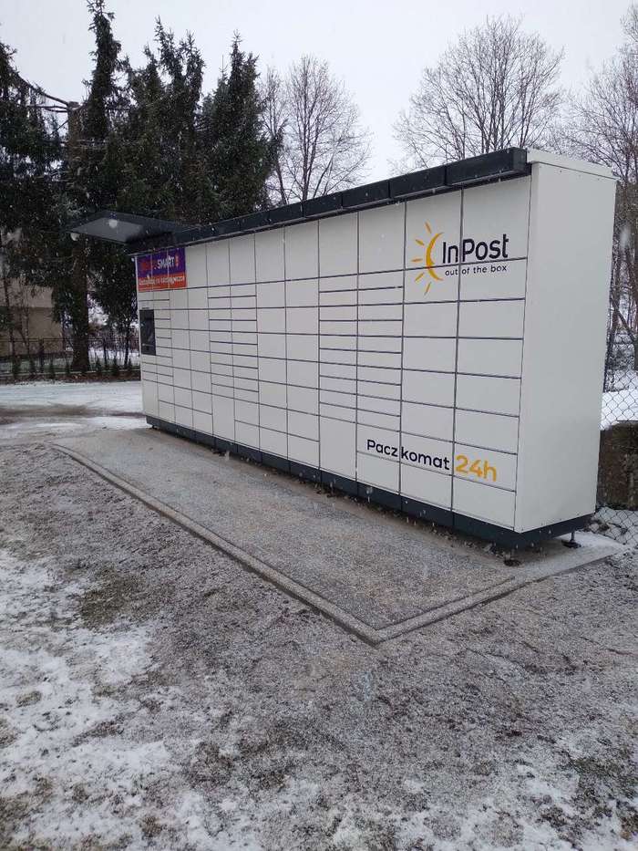 Paczkomat LKD02M Przy Urzędzie Gminny z lewej strony