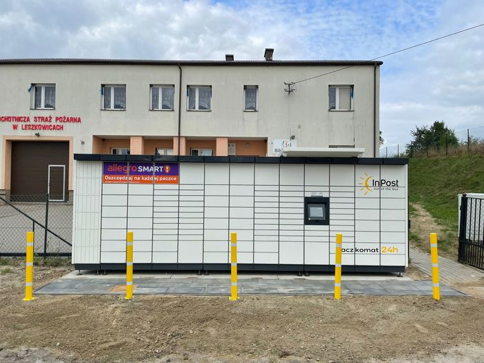 Paczkomat LKE01M parking przed OSP