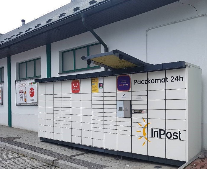 Paczkomat LKO01N Z boku głównego wejścia do Delikatesów Groszek