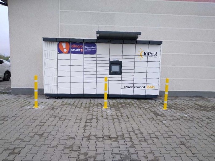 Paczkomat LMC01M Po prawej stronie od wejścia do sklepu.