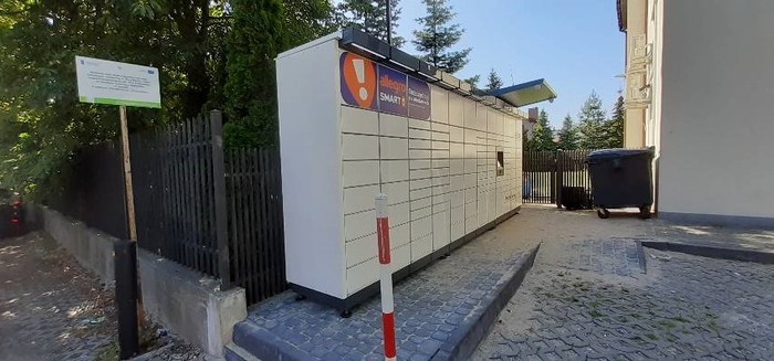 Parcel Locker LMN02M Przy butiku La Giulietta, po lewej stronie budynku, na parkingu
