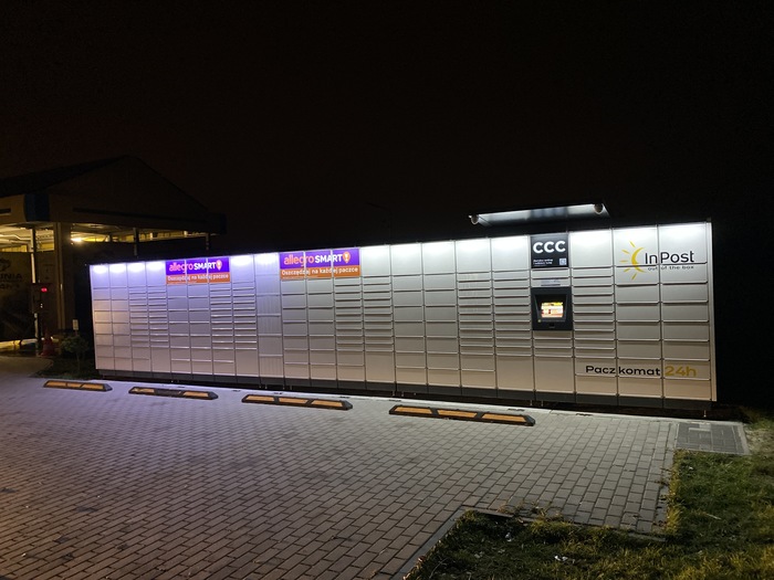 Paczkomat LMN04M przy myjni na wprost wjazdu
