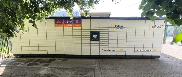 Paczkomat LMN08M Przy wjeździe na posesje