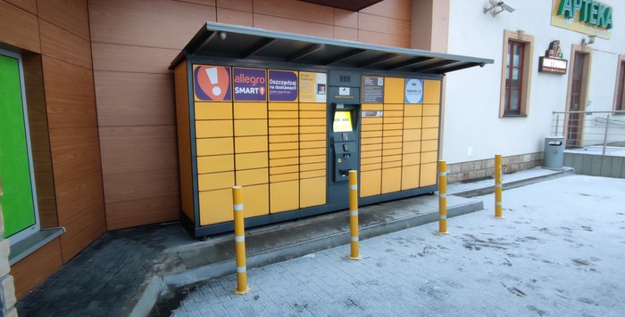 Paczkomat LMU01G Na parkingu sklepu Delikatesy Centrum
