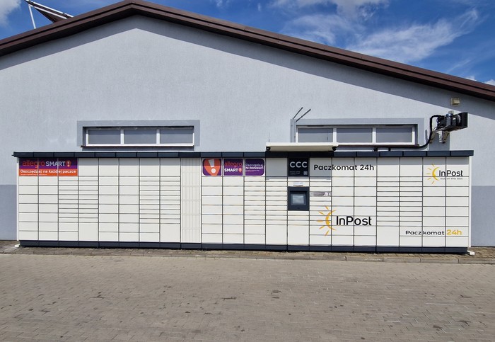 Paczkomat LMZ01M Za budynkiem Delikatesy Centrum od ulicy Ogrodowej