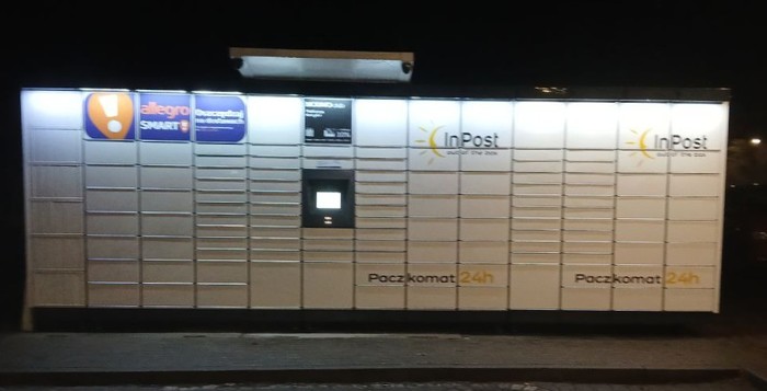 Parcel Locker LNW01M przy parkingu przy Gminnym Ośrodku Kultury