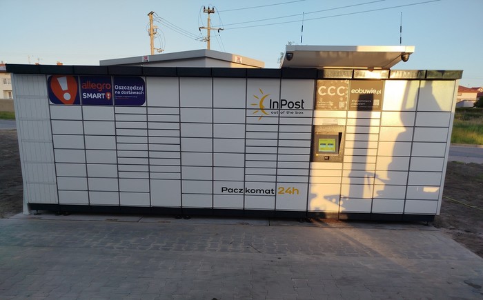 Parcel Locker LOC05M Przy pasażu handlowym, po prawej stronie od wjazdu