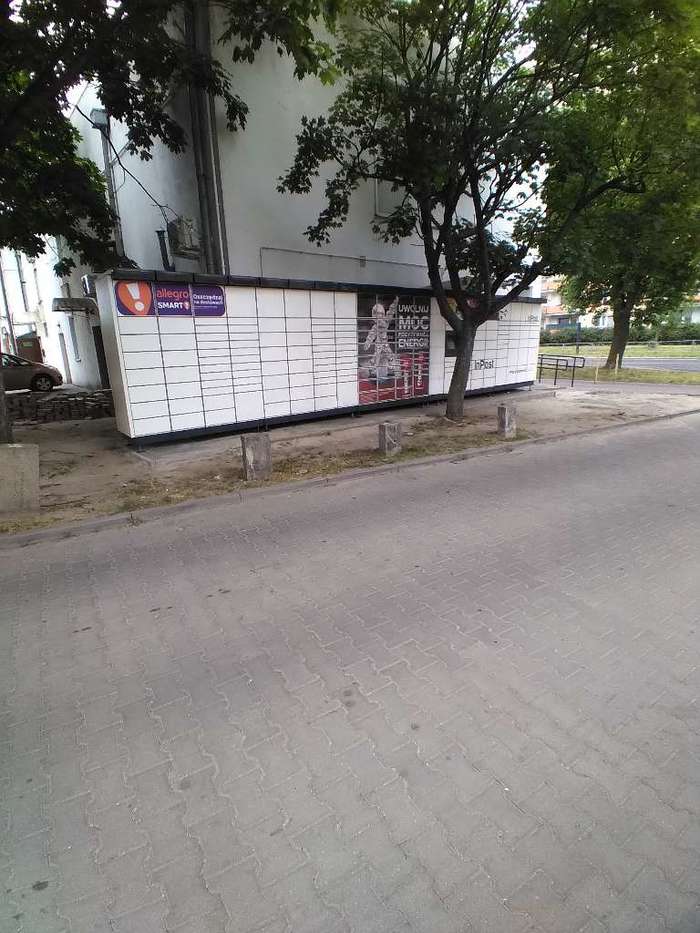 Paczkomat LOD01M Przy budynku usługowym od ulicy Hubala