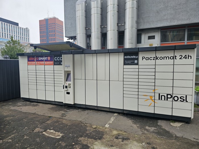 Paczkomat LOD04B Przy budynku A&A, obok Centralu 1