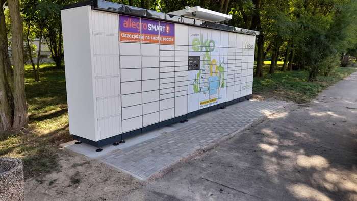 Paczkomat LOD05APP Przy wjeździe na osiedle od strony ul. Kusocińskiego