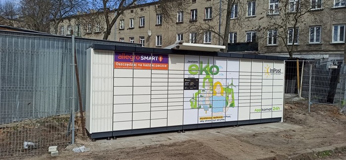Paczkomat LOD08APP Po prawej stronie od wjazdu na parking