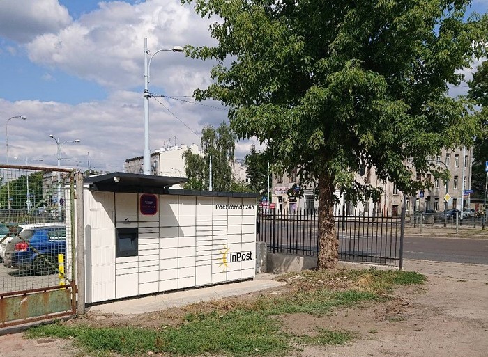 Paczkomat LOD08M Na parkingu przy budynku firmy Exaco