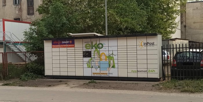 Paczkomat LOD09APP Przy wjeździe na parking