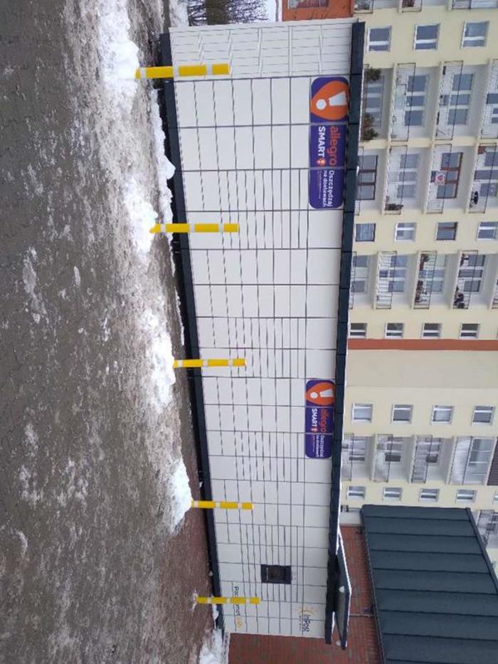 Paczkomat LOD101M Na parkingu markeltu ALDI