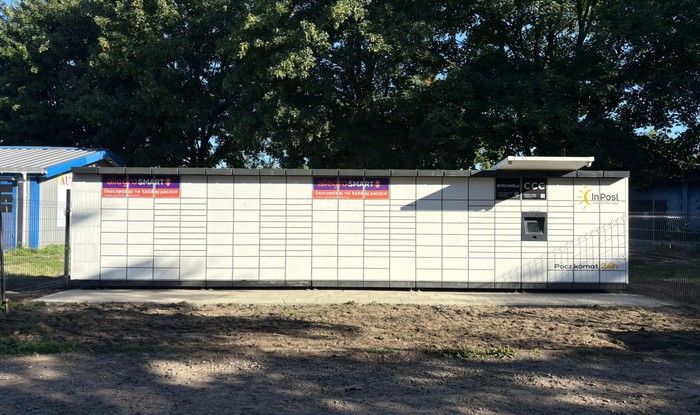 Paczkomat LOD104M Po prawej stronie wjazdu do warsztatu