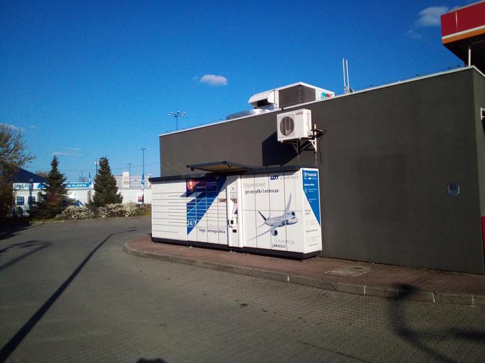 Paczkomat LOD10B Przy ścianie budynku stacji paliw Circle K