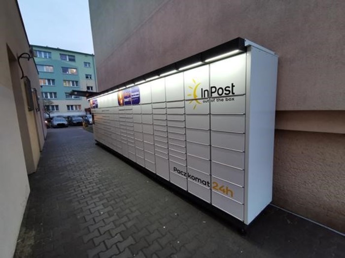 Paczkomat LOD121M Obok pawilonu handlowego