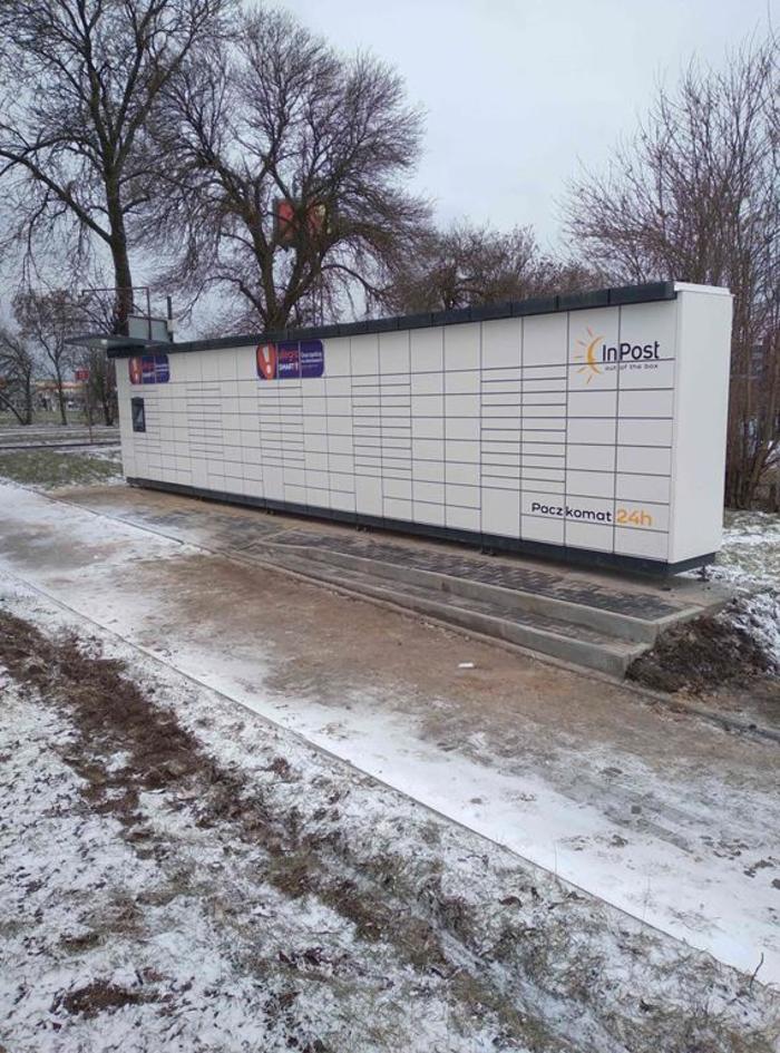 Paczkomat LOD125M po lewej stronie parkingu Pasażu Handlowego
