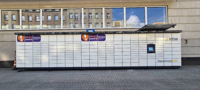 Paczkomat LOD128M Na Bałuckim Rynku od strony ul. Łagiewnickiej