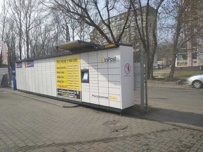 Paczkomat LOD135M Przy myjni bezdotykowej.