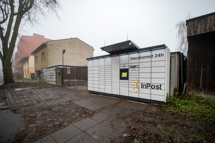 Paczkomat LOD13M Przy posesji z garażami na wynajem
