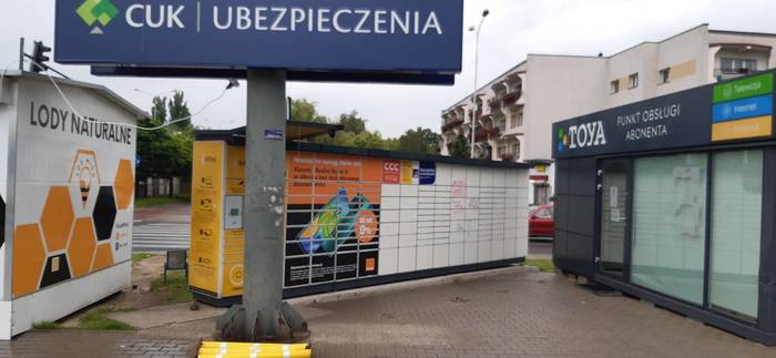 Paczkomat LOD13N Na parkingu przy sklepie Żabka