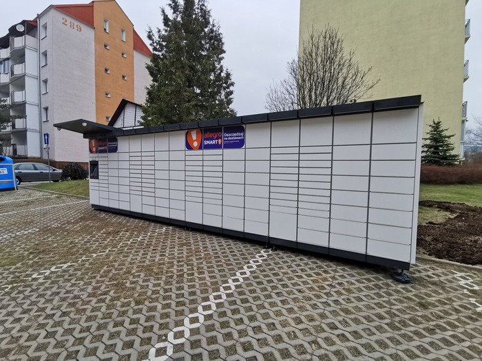 Paczkomat LOD146M Na parkingu przy bloku ul. Maratońska 63