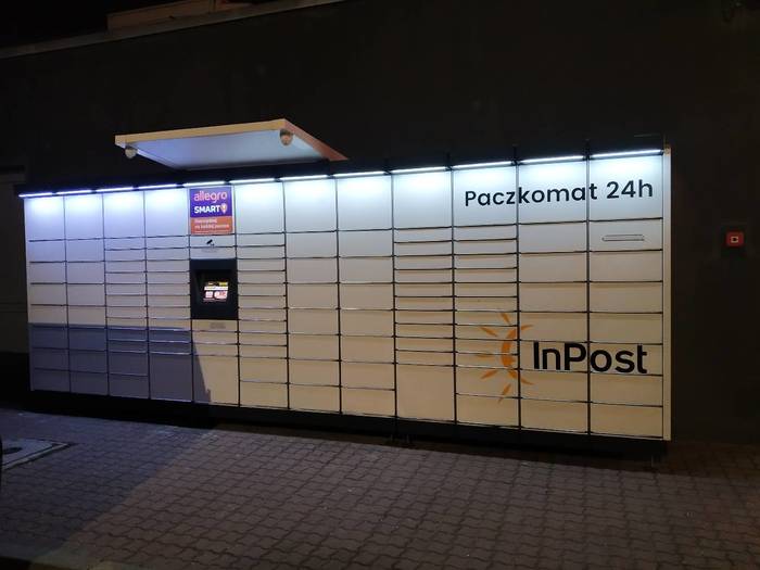 Paczkomat LOD14M Przy lewej ścianie budynku stacji