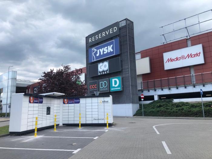 Paczkomat LOD171M Na parkingu centrum handlowego Port Łódź