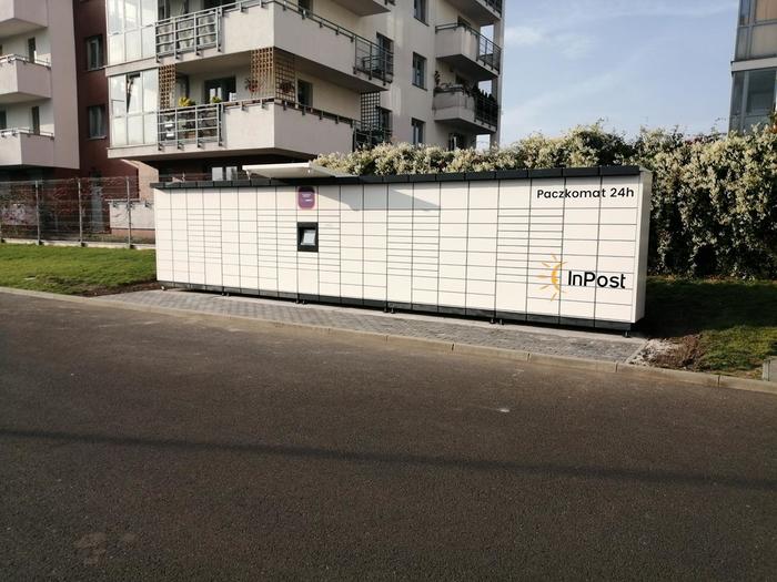 Parcel Locker LOD18M Na parkingu sklepu Lidl